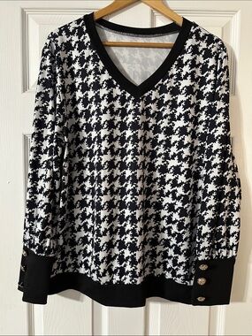 Source Unknown Black and White Houndstooth V-Neck Blouse